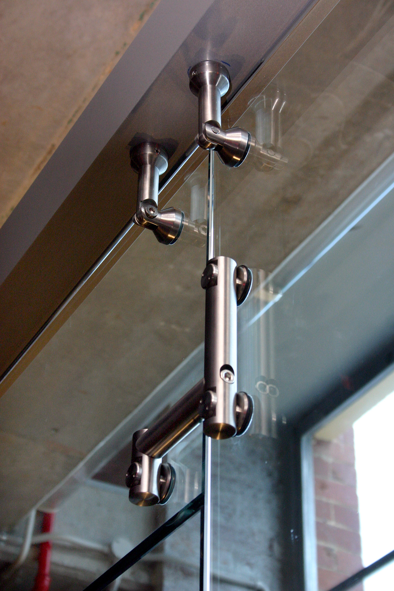 DETAIL_FramelessAssemblies_Fittings Queensland Glass